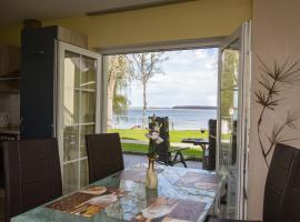 Ferienwohnung Seeadler im Müritz Seepark, hotel in Röbel