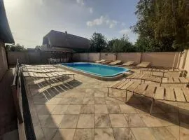 42 féröhelyes apartman