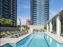 Chic 3-bed Apt with Pool & Hot Tub in Heart of DTLA