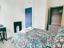 Cozy Room at The Burford Hideaway