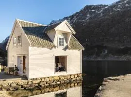 Exclusive fjord getaway with sauna