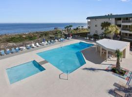 BEACHSIDE CONDO-WATER AND POOL VIEW Top Floor, hotel con estacionamiento en Tybee Island