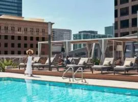 Stunning 3 Bedroom High-Rise with Pool, Spa, and Rooftop Views