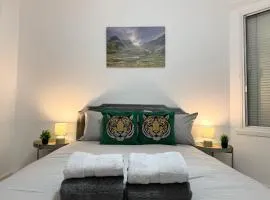 Cozy Central Flat at Prime Location with Free Private Parking