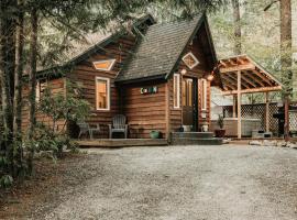 Glacier Springs Cabin #16 - Hot Tub - Wi-Fi, ξενοδοχείο σε Glacier