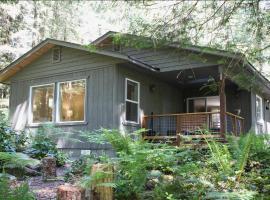 Glacier Springs Cabin #30 - Hot Tub - Wi-Fi - Pets Ok, hotell i Glacier