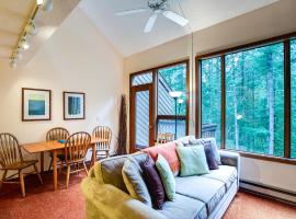 Snowater Condo #85 - Fireplace - 2-Story Sleeps 4, Hotel in Glacier