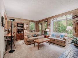 Snowater Condo #84 - Sauna - Soaker Tub - Fp، فندق في Glacier