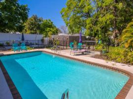 Amazing 3 BR private pool home near Anna Maria Island - 7th Heaven, hotel in Bradenton