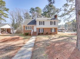 4 Mi to Dtwn Home with Deck and Yard in Wilson, hotel u gradu 'Wilson'