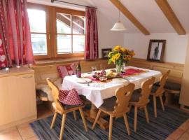 Ski in out! Gemütliche Dachgeschosswohnung, hotel en Königsleiten