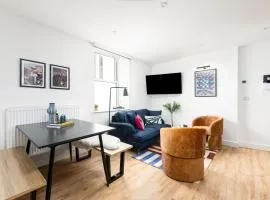 Chic-5bed-5bath-FreeParking-By FabAccommodation