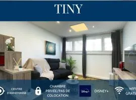 HOMEY TINY - Chambre privée - Située en Hyper-centre - Disney Plus et Wifi inclus - Sans SDB - Proche de Genève et des transports en commun