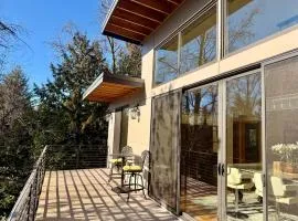 Luxury Family Retreat on Mercer Island Pet-Friendly, Pool Table, Patio & Near Seattle - Book Now & Save!