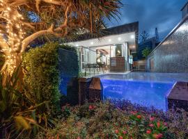 Coastal Retreat with Ocean Views, hotel a Sunshine Beach