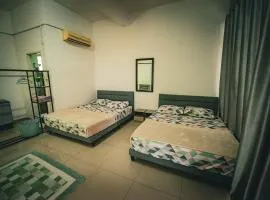 MKB Homestay - Landed Studio room with 2 Queen bed and Free gated Parking
