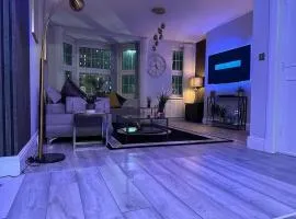 Lush Jacuzzi Apartment 2 Bedrooms with Balcony & Parking