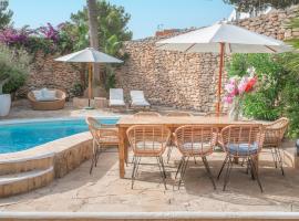Chic Ibiza Villa nearby Olivera beach, hotel v destinaci Santa Eularia des Riu