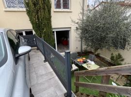 L Olivier, hotel com estacionamento em Nanterre