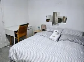 Ensuite Doubleroom with Private Toilet and Bathroom in central Dartford