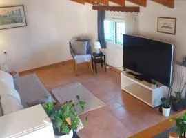 Cosy Loft Apartment, Argyrades