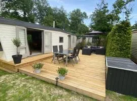 Gemoderniseerd en modern chalet bij het bos