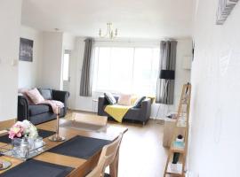 Private & Comfortable 2 Bedroom Home away from Home, hotell sihtkohas Stanwell