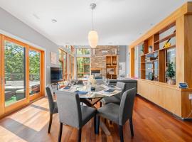 Serene modern Lakehouse on Golf Course, ξενοδοχείο σε Lower Sackville