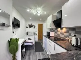 Private Mini Studio Room in Moseley