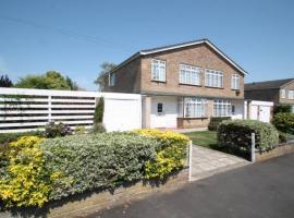 Nicely decorated 3 bedroom house near Heathrow, London, hotel in London