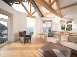 Ocean Penthouse, Contemporary Apt, Sleeps 6, Balcony and Terrace, Parking