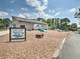 4 Mi to Greers Ferry Lake: Condo w/ Deck & Balcony, hotel a Fairfield Bay