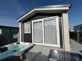 B9 - Sunnymede Fantasy Island - hot tub, pet friendly, WiFi, ramped veranda - Meadow Lakes Caravan & Lodge Hire