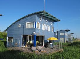 Ferienhaus SEABIRD by FeWo-PLAN OOST150 mit direktem Zugang ins LAUWERSMEER, hotel a Anjum