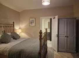 The Bean Apartment - double bedroom with private bathroom