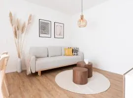 Küstenbutze im modernen Scandi-Style mit Garten und Terrasse