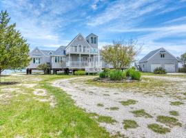Belle of the Bay - Beautiful Custom Waterfront Home!, hotel a Deep Hole