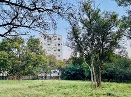 Truelife Whitefield - Premium 1 BHK Apartments - Prime location - Easy access to Main Rd - Metro - ITPL - Fast WiFi - Kitchen - Smart TV - Power backup - Park - Garden views, penginapan layan diri di Bangalore