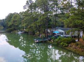 Counting Corks - Waterfront, Pet friendly, private dock!, hotel a Eastville