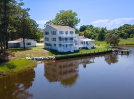 Creek House - Waterfront Oasis on Holden, hotel in New Church
