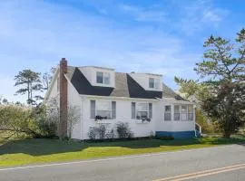 Egret's Walk - Charming Cottage on North Main!