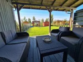 Ferienhaus Lilja mit Garten, Kamin und Pool