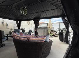Tiny place w private hot jacuzzi 7 min to Miami international airport, bed and breakfast en Miami