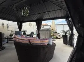 Tiny place w private hot jacuzzi 7 min to Miami international airport