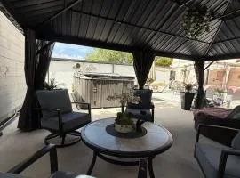 Tiny place w private hot jacuzzi 7 min to Miami international airport