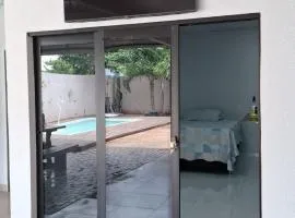 Privacidade com Hidro, piscina em casa, garagem, tudo privativo, 2 banheiros, churrasqueira e pátio amplo exclusivos, insira 3 hóspedes e abrimos 2 quartos com ar, já 5 hóspedes para 3 quartos com ar