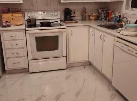 Family-Friendly in Quiet Laval Neighborhood, hotel v destinaci Laval
