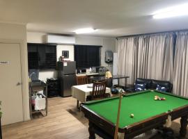 Semi-private half house with games room & outdoor jacuzzi in Maiden Gully, Bendigo, hotel v destinaci Bendigo