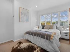 Elegant Hamilton East Home Near Gardens and Cafes