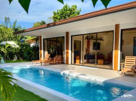 Gated luxury Casa Bodhi - Villa Hamsa & Shanti Tiny Houses 5min to the beach، فندق في بويرتو فيجو